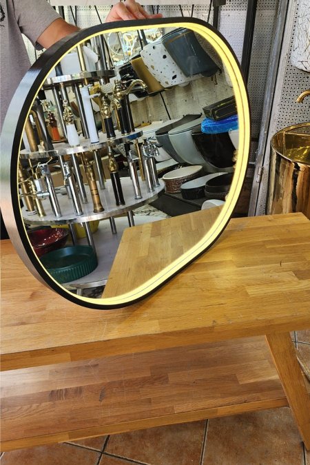 مرآة مضيئة بإطار أسود